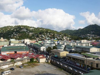Karayip Adaları 'ndaki St. Lucia' nın Castries Limanı 'ndaki rıhtım alanındaki ev ve binalara havadan ateş edildi. St. Lucia, Karayipler 'deki gemi turlarının en sevilen duraklarından biridir..
