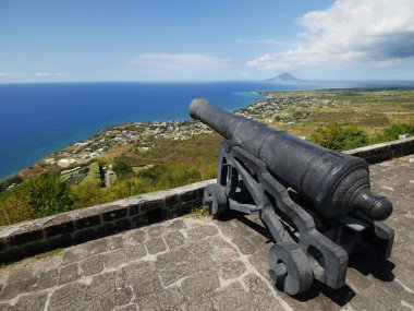 St. Kitts 'teki Brimstone Hill Kalesi' ndeki toplardan biri.