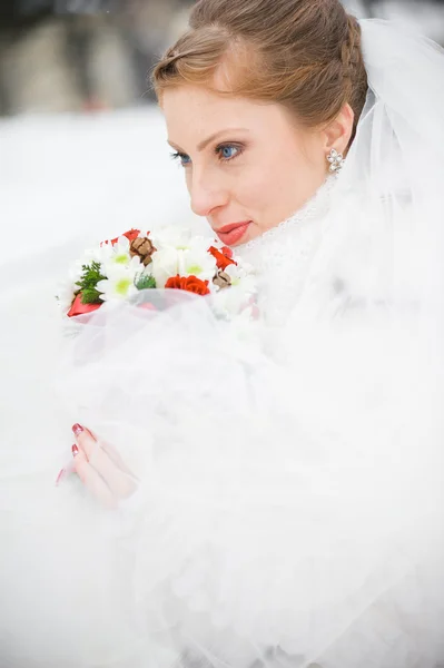 Mooie bruid met boeket voordat de ceremonie van het huwelijk — Stockfoto