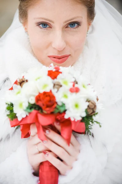 Mooie bruid met boeket voordat de ceremonie van het huwelijk — Stockfoto