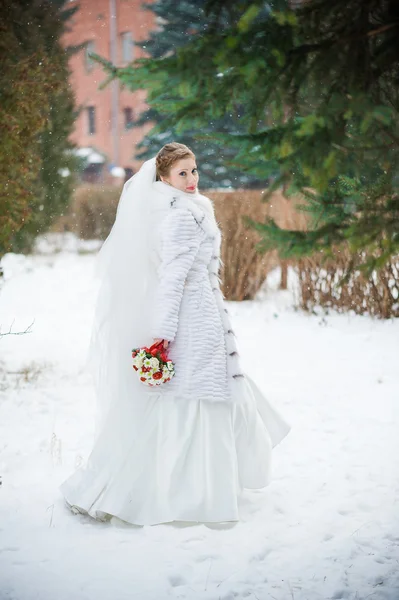 Mooie bruid met boeket voordat de ceremonie van het huwelijk — Stockfoto