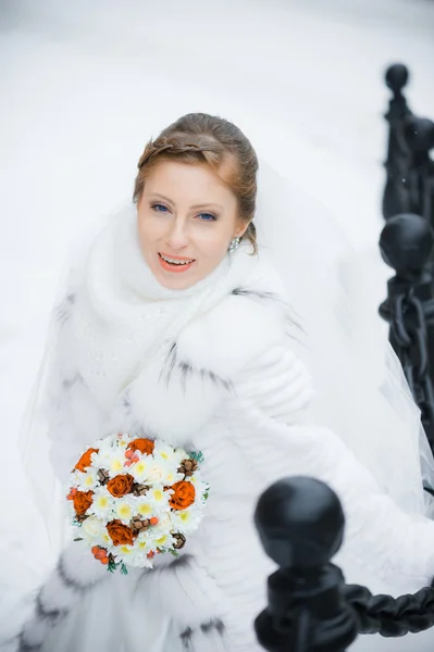 Mooie bruid met boeket voordat de ceremonie van het huwelijk — Stockfoto