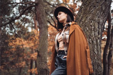 Sonbaharda parkta duran zarif bir kadın.