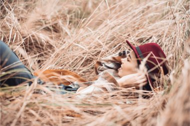 Sonbahar gününde güzel bir kadın. Güzellik ve moda. Sonbahar modası ve yaşam tarzı. Sıcak sonbahar kıyafetleri, şapka ve sarı eşarp giyen güzel bir kadın. Sonbahar havası. Açık havada şık bir kadın..