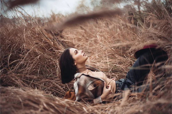 Schöne Frau Genießt Den Herbsttag Schönheit Und Mode Herbstmode Und — Stockfoto