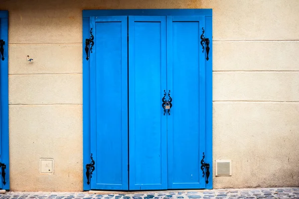 Puerta Azul Con Una Ventana —  Fotos de Stock