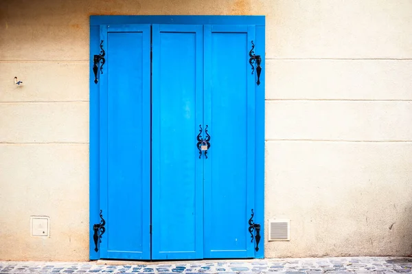 Puerta Azul Con Una Ventana —  Fotos de Stock