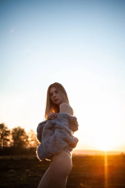 Mulher Bonita Roupas Outono Livre Fundo Céu Azul — Fotografia de Stock