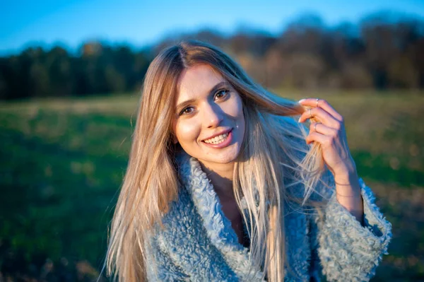 Jovem Sorrindo Mulher Moda Feliz Campo Outono — Fotografia de Stock