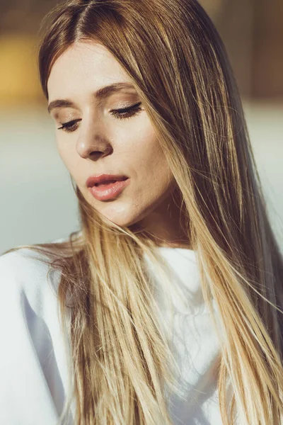 Porträt Der Schönen Blonden Frau Modefrau Trägt Weiße Warme Kleidung — Stockfoto