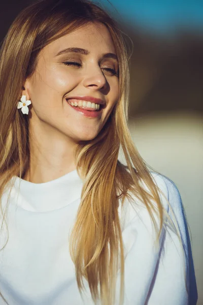 Porträt Der Schönen Blonden Frau Modefrau Trägt Weiße Warme Kleidung — Stockfoto