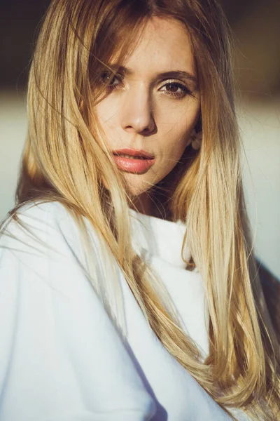 Retrato Una Hermosa Mujer Rubia Mujer Moda Con Ropa Blanca —  Fotos de Stock