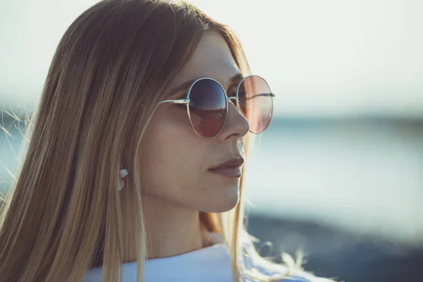 Retrato Una Hermosa Mujer Rubia Mujer Moda Con Ropa Blanca — Foto de Stock