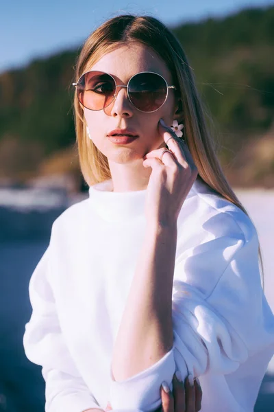 Modefrau Trägt Weiße Warme Kleidung Freien Strand — Stockfoto