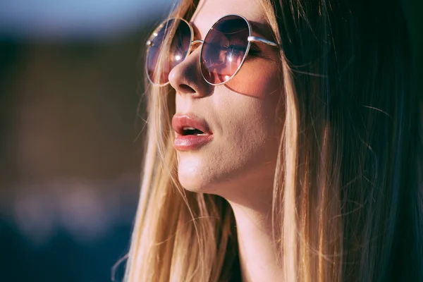 Porträt Der Schönen Blonden Frau Modefrau Trägt Weiße Warme Kleidung — Stockfoto