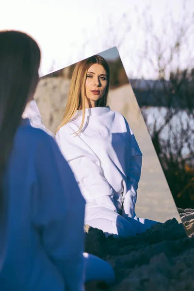 Frau Mit Spiegel Sandstrand — Stockfoto