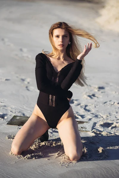 Mujer Rubia Moda Arena Con Ropa Playa Negro — Foto de Stock