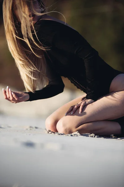 Modă Blondă Femeie Nisip Purtând Costume Plajă Negre — Fotografie, imagine de stoc
