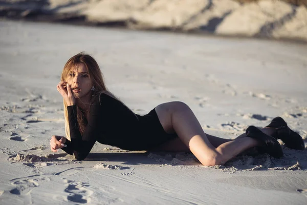 Módní Blondýna Žena Písku Sobě Černé Plážové Oblečení — Stock fotografie