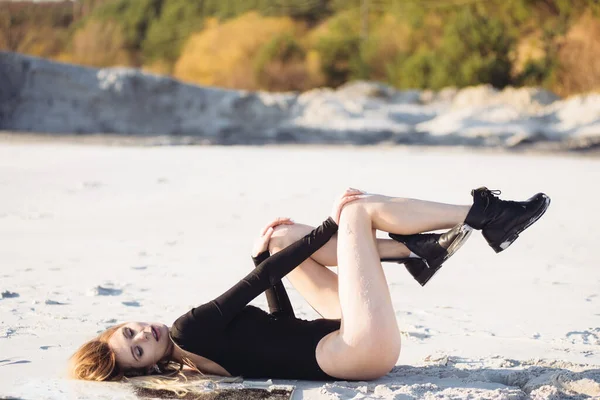 ファッションブロンド女性オン砂身に着けている黒ビーチウェア — ストック写真