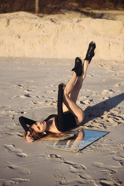 Kumsalda Siyah Giysili Güzel Seksi Bir Kadın — Stok fotoğraf