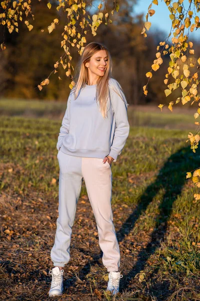 Schöne Frau Herbst Kleidung Freien Blauer Himmel Hintergrund — Stockfoto