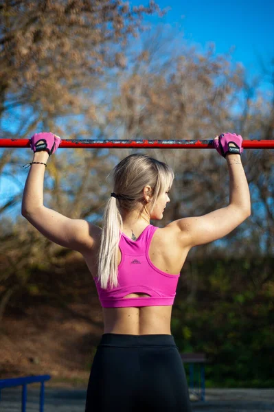 Joven Hermosa Mujer Deportiva Fitness Cuerpo Ejercicio Fuera Aire Libre —  Fotos de Stock