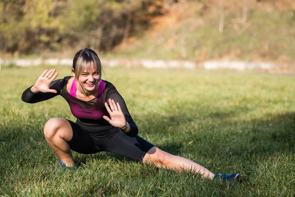 Portret Kobiety Fitness Rozciągającej Swoje Ciało Parku Biała Kobieta Ćwiczy — Zdjęcie stockowe