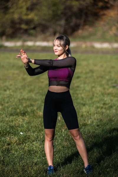 Porträtt Fitnesskvinnan Som Sträcker Sin Kropp Parken Kaukasiska Kvinna Tränar — Stockfoto