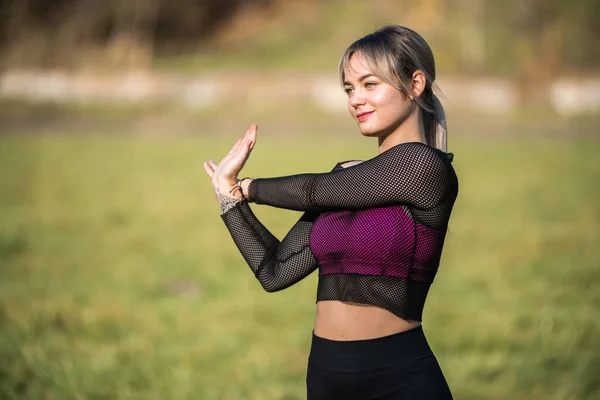 Retrato Mujer Fitness Estirando Cuerpo Parque Mujer Caucásica Haciendo Ejercicio —  Fotos de Stock