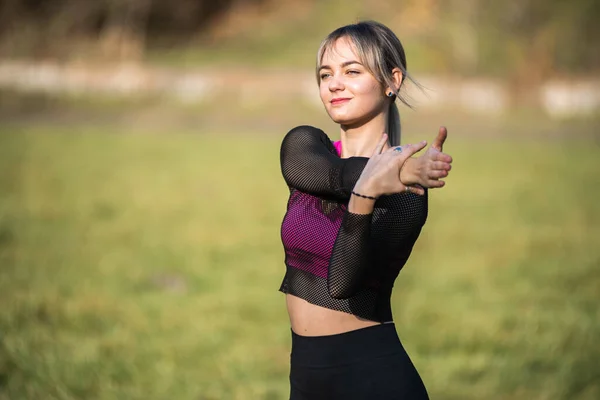 Retrato Mujer Fitness Estirando Cuerpo Parque Mujer Caucásica Haciendo Ejercicio —  Fotos de Stock