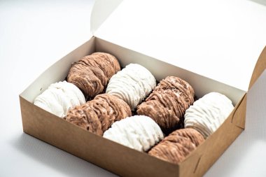 Kutlama için pastacıdan yazarın pastaları.