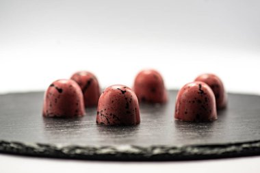 Beyaz arka planda izole edilmiş çikolatalı pralin seti, seçici odaklanma