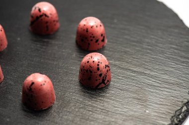 Beyaz arka planda izole edilmiş çikolatalı pralin seti, seçici odaklanma