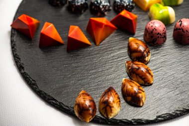 Beyaz arka planda izole edilmiş çikolatalı pralin seti, seçici odaklanma