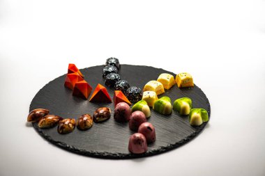 Beyaz arka planda izole edilmiş çikolatalı pralin seti, seçici odaklanma