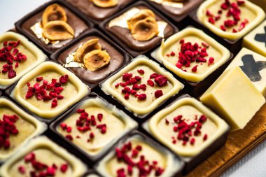 Beyaz arka planda izole edilmiş çikolatalı pralin seti, seçici odaklanma