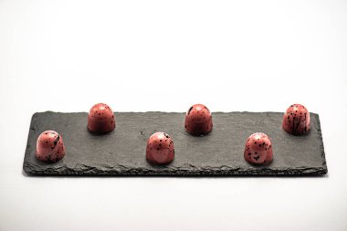 Beyaz arka planda izole edilmiş çikolatalı pralin seti, seçici odaklanma