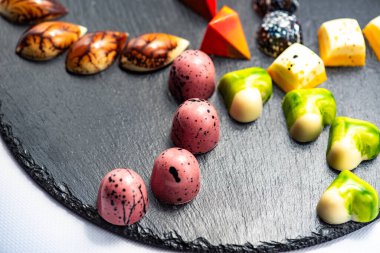 Beyaz arka planda izole edilmiş çikolatalı pralin seti, seçici odaklanma