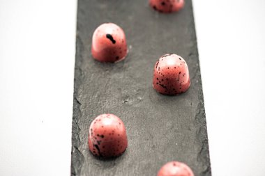 Beyaz arka planda izole edilmiş çikolatalı pralin seti, seçici odaklanma