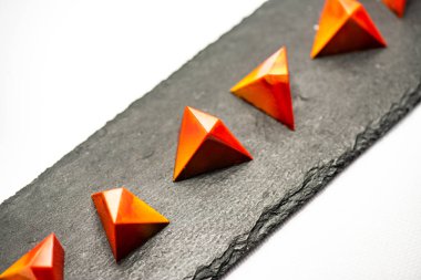 Tatil, düğün, doğum günü, yıldönümü için yazarın tatlıları. Stüdyoda beyaz arka planda kırmızı şekerler.