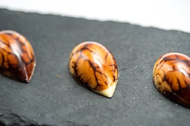 Beyaz arka planda izole edilmiş, seçici odaklı çikolatalı tatlılar.