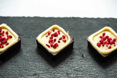 Beyaz arka planda izole edilmiş, seçici odaklı çikolatalı tatlılar.