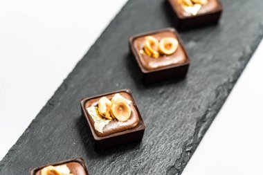 Beyaz arka planda izole edilmiş, seçici odaklı çikolatalı tatlılar.