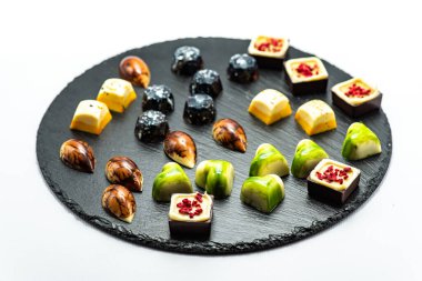 Beyaz arka planda izole edilmiş, seçici odaklı çikolatalı tatlılar.