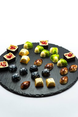 Beyaz arka planda izole edilmiş, seçici odaklı çikolatalı tatlılar.