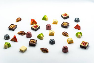 Beyaz arka planda izole edilmiş, seçici odaklı çikolatalı tatlılar.