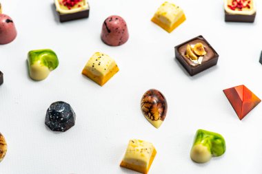 Beyaz arka planda izole edilmiş, seçici odaklı çikolatalı tatlılar.