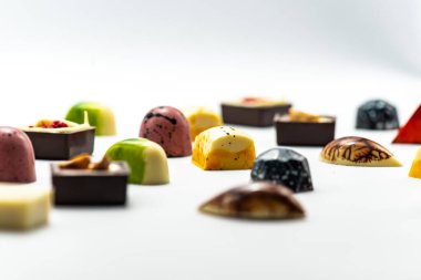 Beyaz arka planda izole edilmiş, seçici odaklı çikolatalı tatlılar.