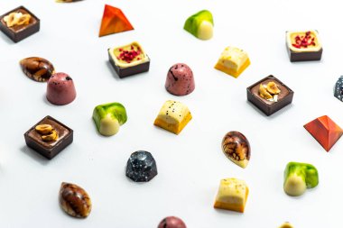 Beyaz arka planda izole edilmiş, seçici odaklı çikolatalı tatlılar.